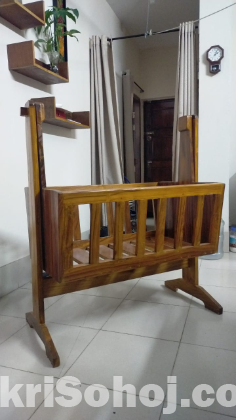 একটি সুন্দর কাঠের দোলনা